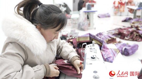 1月24日,在山東省菏澤市曹縣大集鎮(zhèn)云牧服飾有限公司,高燕正在縫制馬面裙。 人民網記者 袁蒙攝