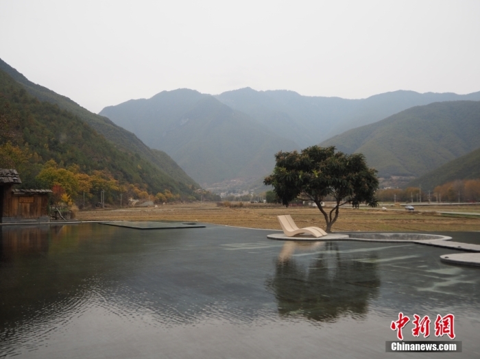 云南迪慶州維西縣塔城鎮(zhèn)啟別村天域塔城酒店，四面被群山環(huán)抱，風(fēng)景宜人。高雅曼 攝