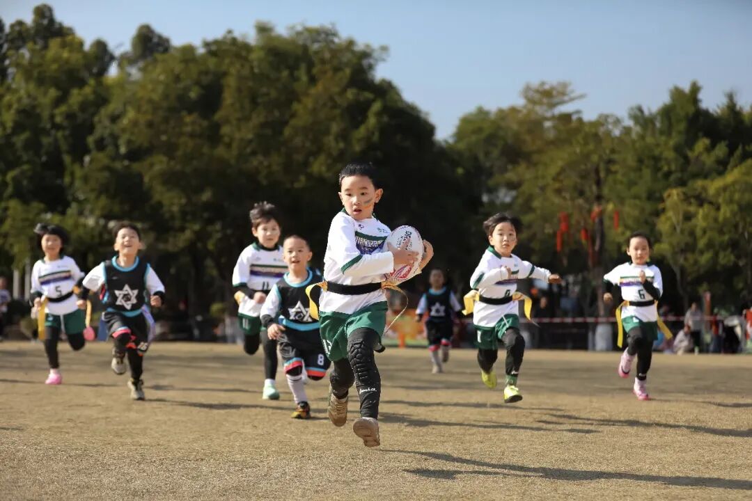 福建省福州市兒童公園,幼兒組隊(duì)員正在進(jìn)行橄欖球比賽。謝貴明攝(人民視覺)