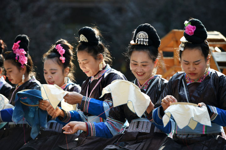 2019年3月12日,在貴州省黎平縣侗品源傳統(tǒng)工藝農(nóng)民專業(yè)合作社,侗族婦女在刺繡。新華社記者 楊文斌 攝