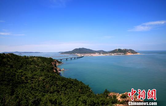 煙臺環(huán)境優(yōu)美、氣候宜人，遍布的海水浴場、濱海觀光景點(diǎn)為游艇帆船產(chǎn)業(yè)發(fā)展創(chuàng)造了條件。(資料圖) 楊兵 攝
