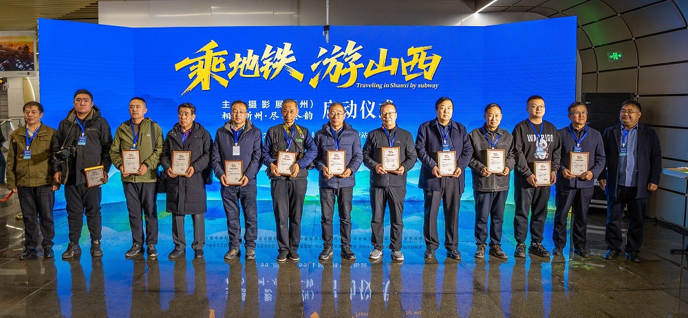 活動(dòng)為參展攝影家頒發(fā)入展證書。