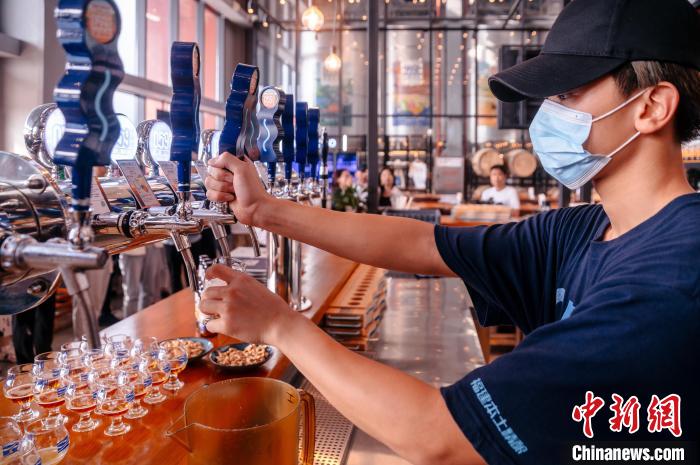 圖為百威雪津啤酒莆田基地工作人員正在打酒?！±钅宪?攝